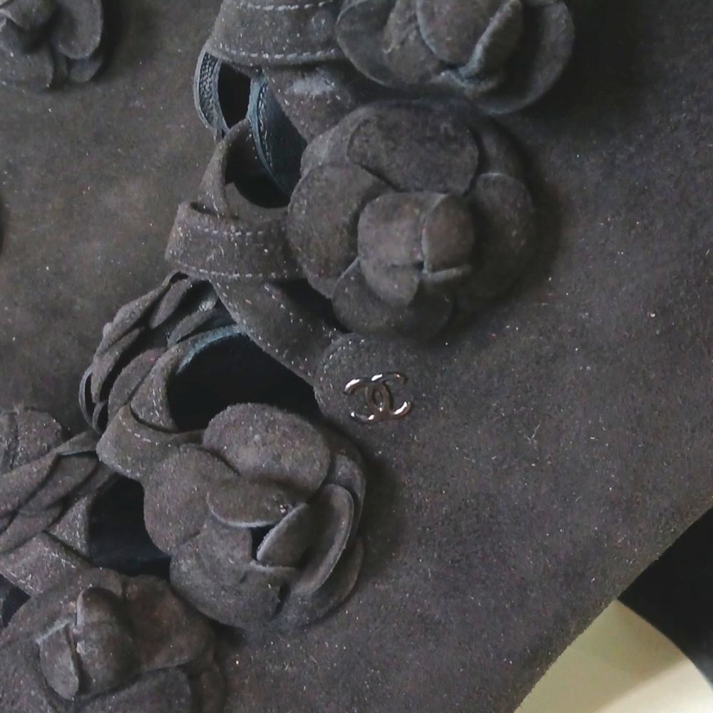 🖤 CHANEL 2017 Camellia Black Suede Peep Toe Boots CC Logo Karl Lagerfeld 38.5 - Picture 6 of 13